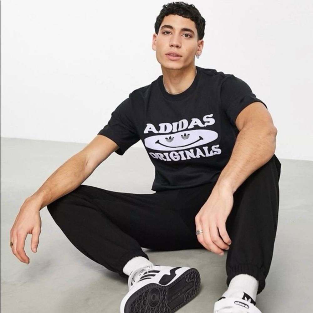 NWT ADIDAS ORIGINALS MEN’S SMILE TEE - Picture 2 of 6